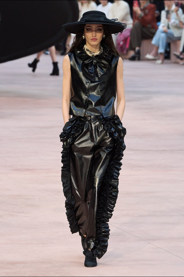 "شانيل" تعيد أيقونات الدار لموسم خريف وشتاء 2025