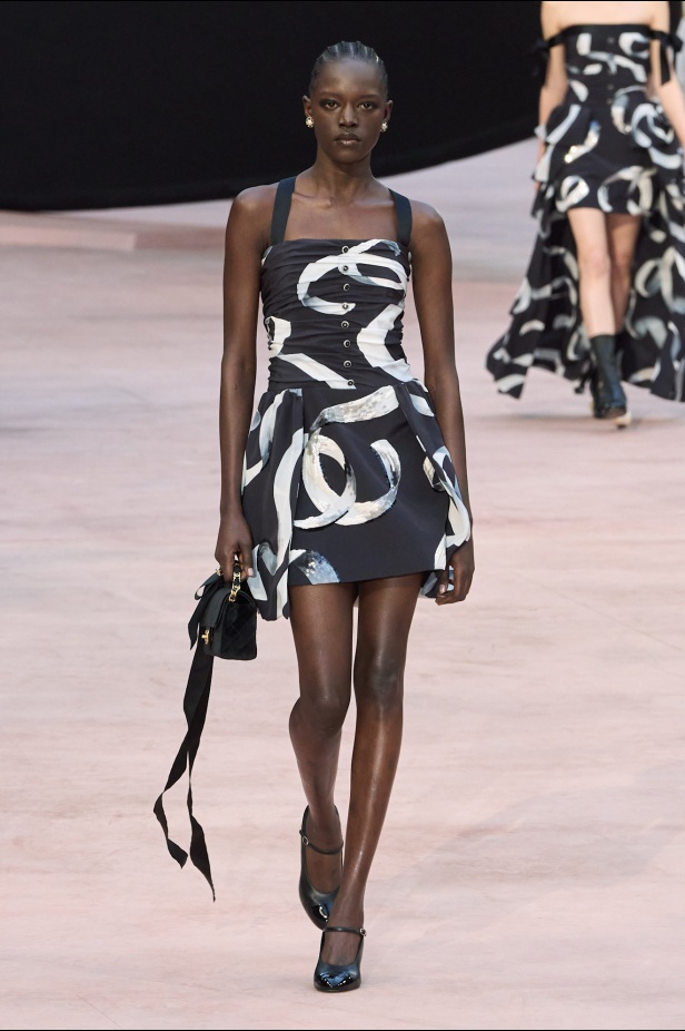 "شانيل" تعيد أيقونات الدار لموسم خريف وشتاء 2025