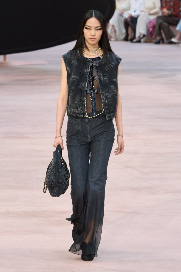 "شانيل" تعيد أيقونات الدار لموسم خريف وشتاء 2025