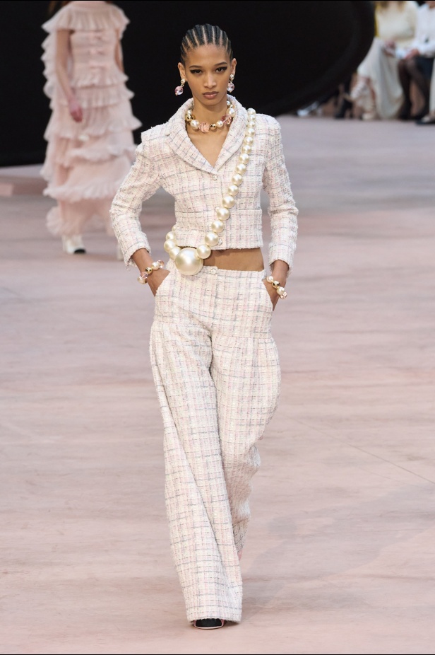 "شانيل" تعيد أيقونات الدار لموسم خريف وشتاء 2025