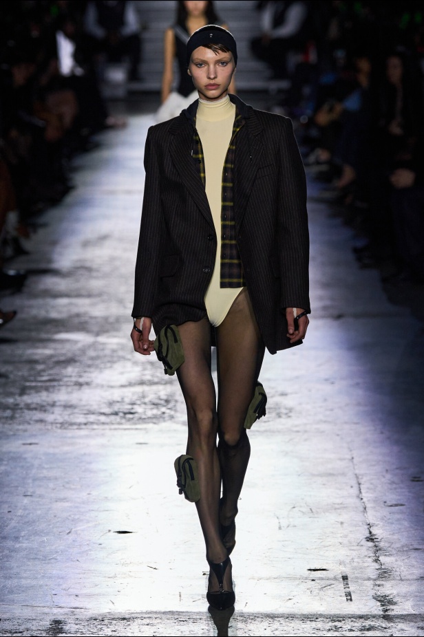 عرض أزياء Coperni لموسم خريف وشتاء 2025 في باريس