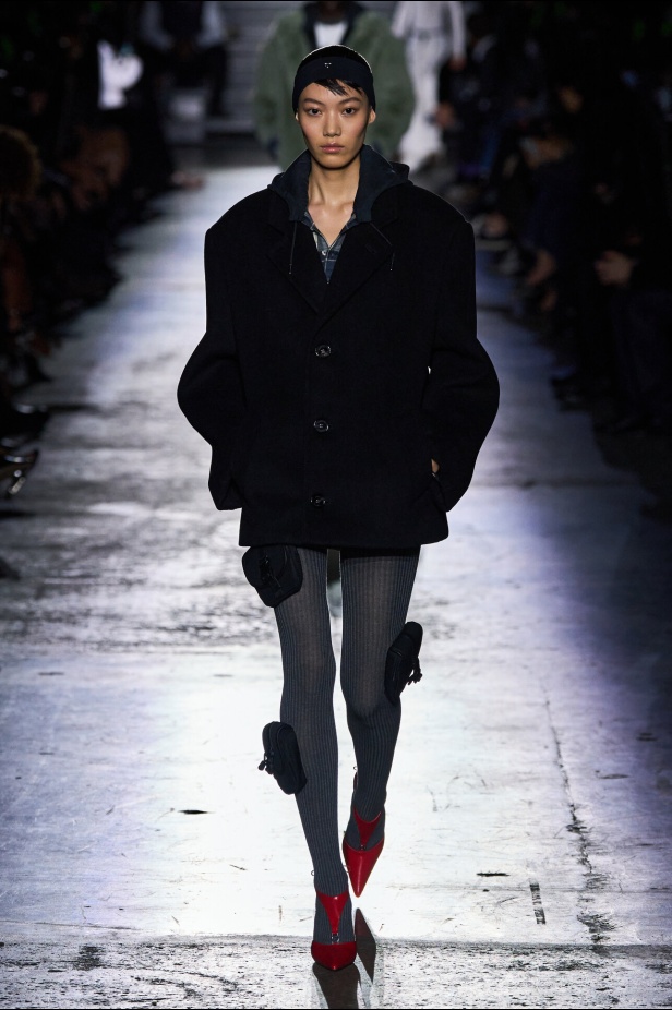 عرض أزياء Coperni لموسم خريف وشتاء 2025 في باريس