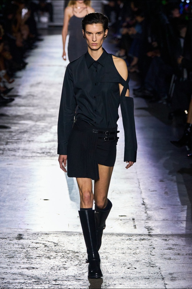 عرض أزياء Coperni لموسم خريف وشتاء 2025 في باريس