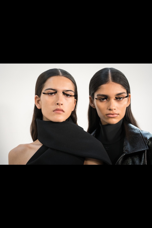 مجموعة كوريج لخريف 2025 احتفال بالحياة والأنوثة المستقبلية