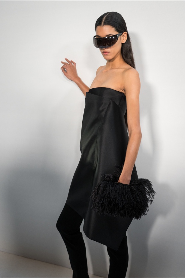 مجموعة كوريج لخريف 2025 احتفال بالحياة والأنوثة المستقبلية