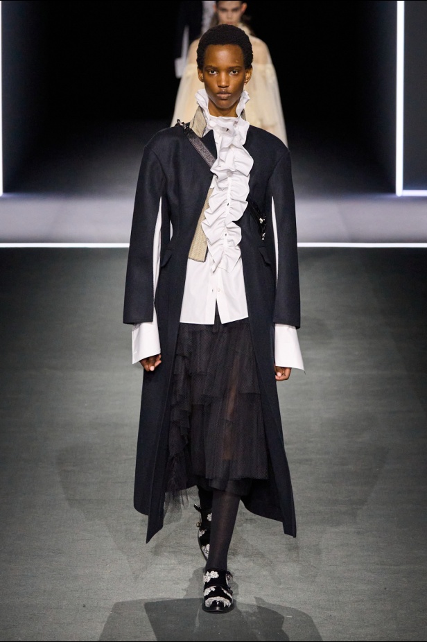 مجموعة ديور Dior لخريف وشتاء 2025 تأخذنا في رحلة عبر الزمن.. مستوحاة من محطات أيقونية للدار