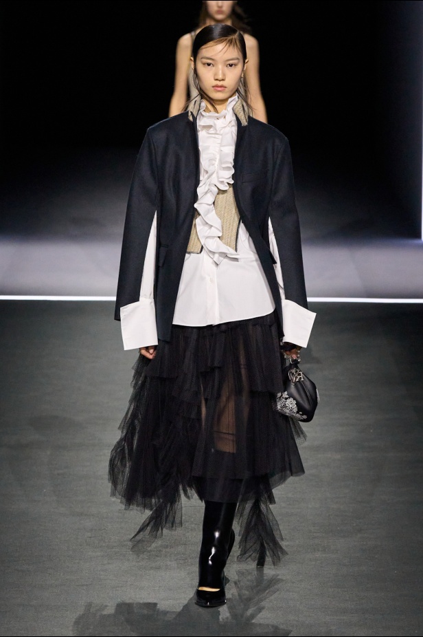 مجموعة ديور Dior لخريف وشتاء 2025 تأخذنا في رحلة عبر الزمن.. مستوحاة من محطات أيقونية للدار