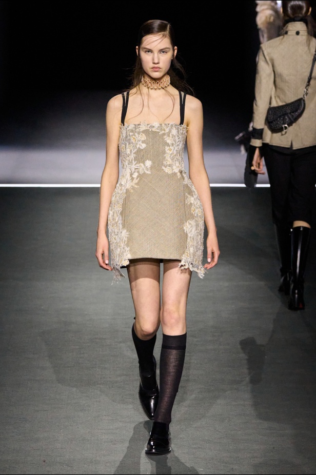 مجموعة ديور Dior لخريف وشتاء 2025 تأخذنا في رحلة عبر الزمن.. مستوحاة من محطات أيقونية للدار