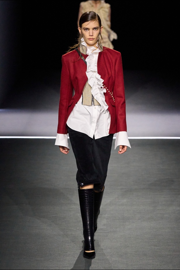 مجموعة ديور Dior لخريف وشتاء 2025 تأخذنا في رحلة عبر الزمن.. مستوحاة من محطات أيقونية للدار