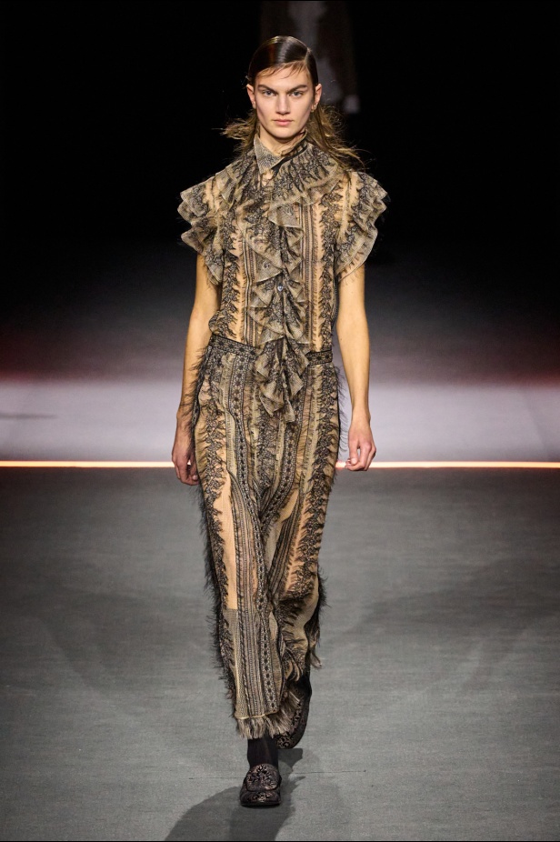 مجموعة ديور Dior لخريف وشتاء 2025 تأخذنا في رحلة عبر الزمن.. مستوحاة من محطات أيقونية للدار