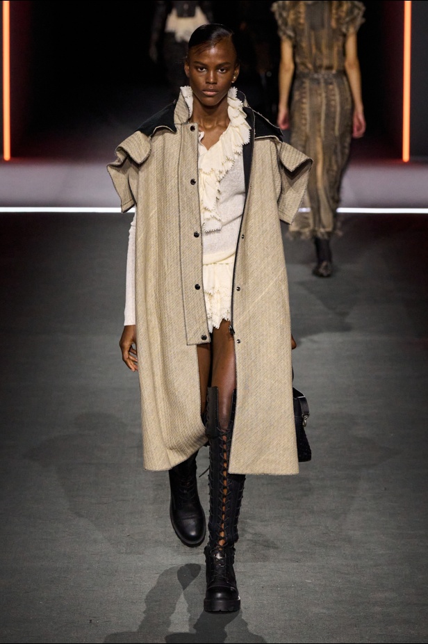 مجموعة ديور Dior لخريف وشتاء 2025 تأخذنا في رحلة عبر الزمن.. مستوحاة من محطات أيقونية للدار