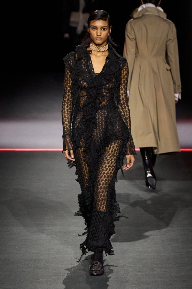 مجموعة ديور Dior لخريف وشتاء 2025 تأخذنا في رحلة عبر الزمن.. مستوحاة من محطات أيقونية للدار