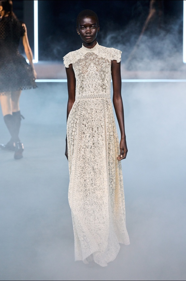 مجموعة ديور Dior لخريف وشتاء 2025 تأخذنا في رحلة عبر الزمن.. مستوحاة من محطات أيقونية للدار