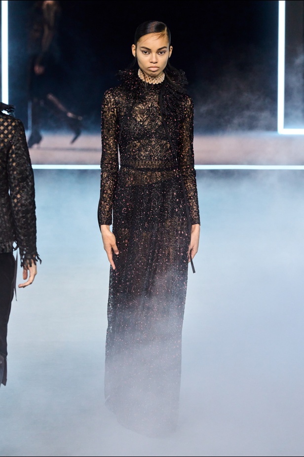 مجموعة ديور Dior لخريف وشتاء 2025 تأخذنا في رحلة عبر الزمن.. مستوحاة من محطات أيقونية للدار