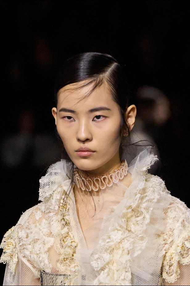 مجموعة ديور Dior لخريف وشتاء 2025 تأخذنا في رحلة عبر الزمن.. مستوحاة من محطات أيقونية للدار