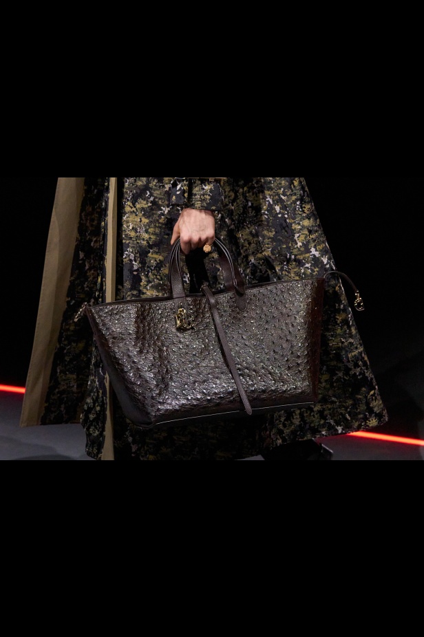 مجموعة ديور Dior لخريف وشتاء 2025 تأخذنا في رحلة عبر الزمن.. مستوحاة من محطات أيقونية للدار