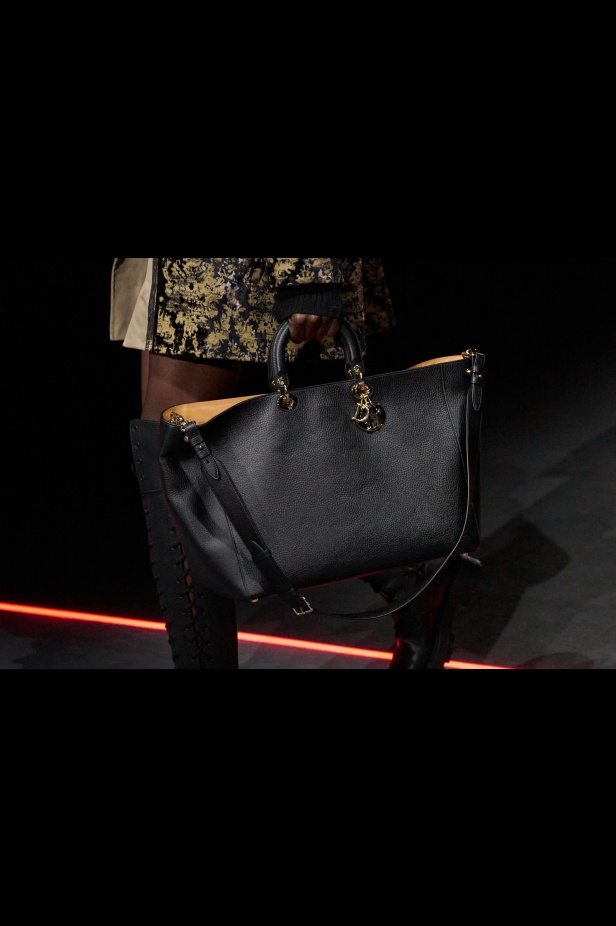 مجموعة ديور Dior لخريف وشتاء 2025 تأخذنا في رحلة عبر الزمن.. مستوحاة من محطات أيقونية للدار