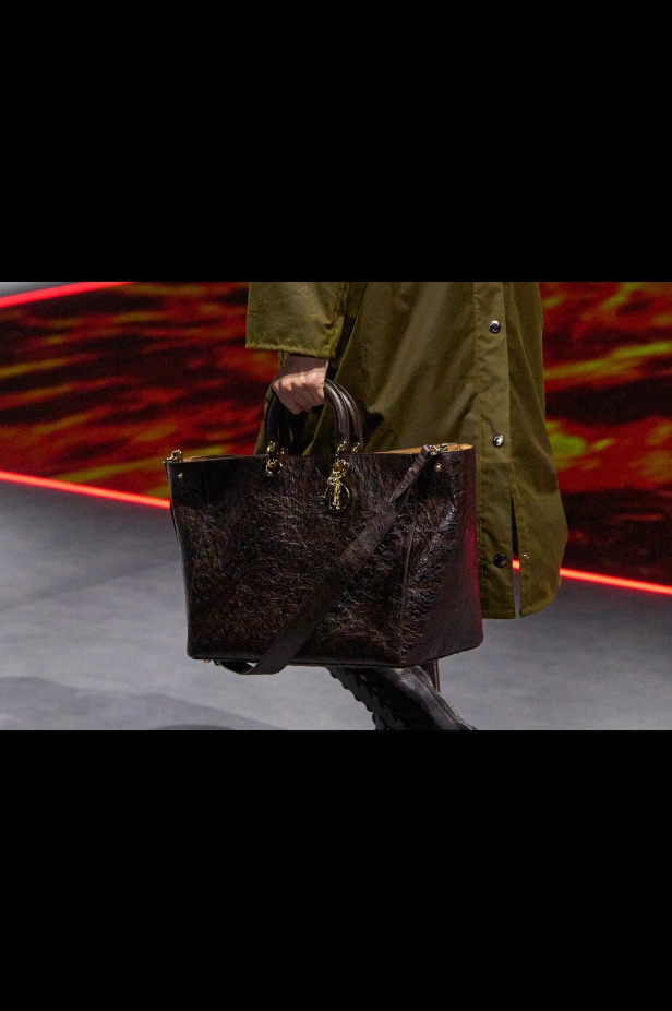 مجموعة ديور Dior لخريف وشتاء 2025 تأخذنا في رحلة عبر الزمن.. مستوحاة من محطات أيقونية للدار