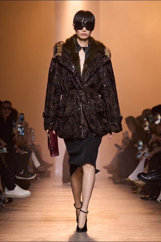  مجموعة إيلي صعب لخريف وشتاء 2025... أناقة ساحرة تنقلك من صالونات المدينة إلى منحدرات الجبال التي تغمرها أشعة الشمس