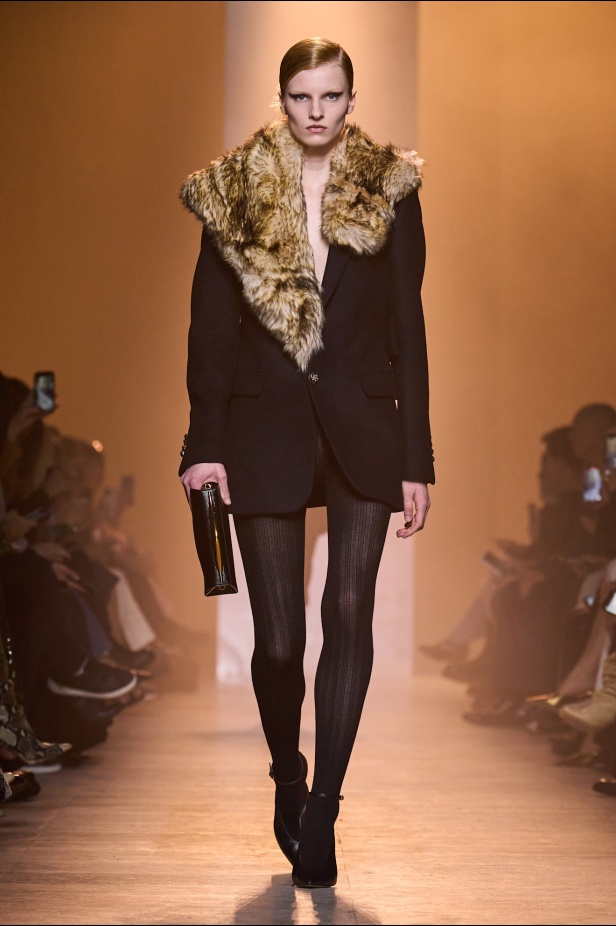  مجموعة إيلي صعب لخريف وشتاء 2025... أناقة ساحرة تنقلك من صالونات المدينة إلى منحدرات الجبال التي تغمرها أشعة الشمس