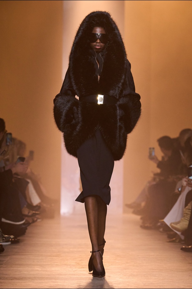  مجموعة إيلي صعب لخريف وشتاء 2025... أناقة ساحرة تنقلك من صالونات المدينة إلى منحدرات الجبال التي تغمرها أشعة الشمس