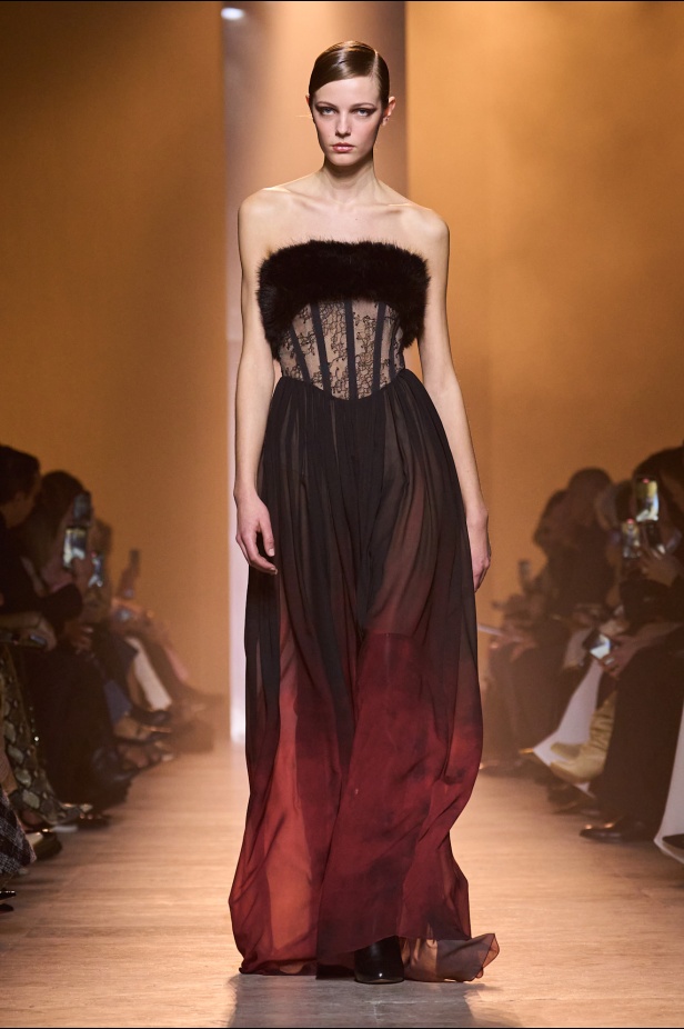  مجموعة إيلي صعب لخريف وشتاء 2025... أناقة ساحرة تنقلك من صالونات المدينة إلى منحدرات الجبال التي تغمرها أشعة الشمس