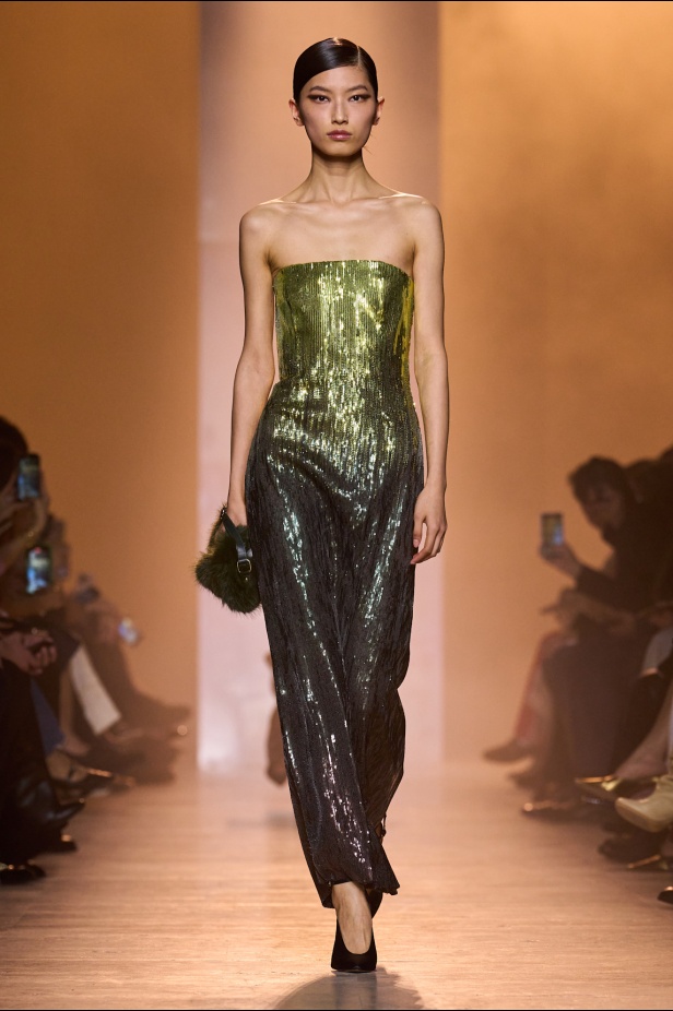  مجموعة إيلي صعب لخريف وشتاء 2025... أناقة ساحرة تنقلك من صالونات المدينة إلى منحدرات الجبال التي تغمرها أشعة الشمس