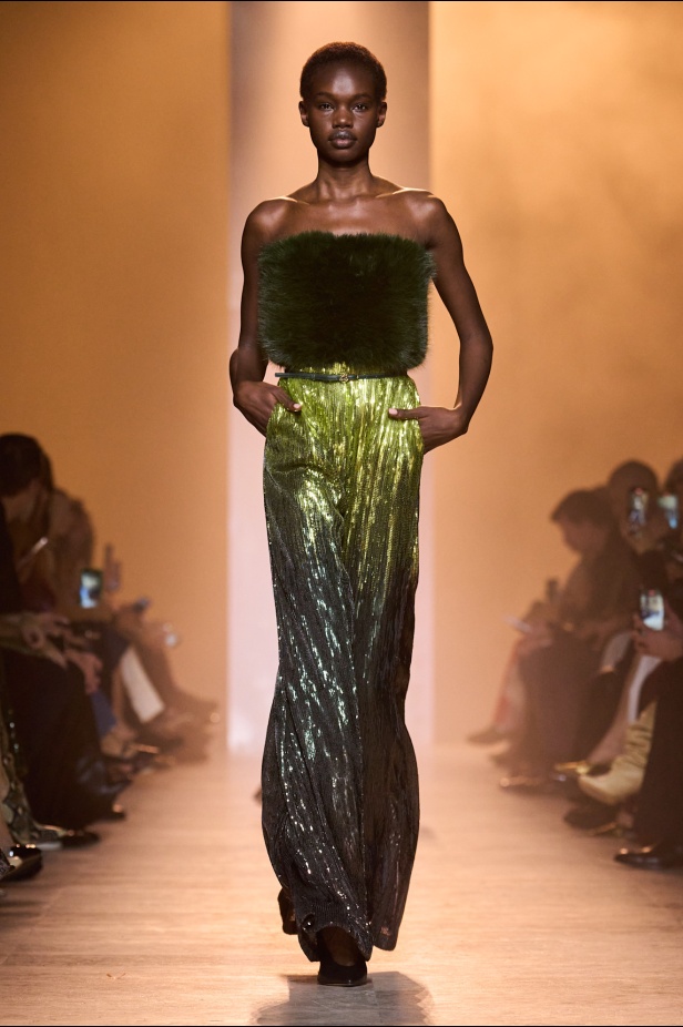  مجموعة إيلي صعب لخريف وشتاء 2025... أناقة ساحرة تنقلك من صالونات المدينة إلى منحدرات الجبال التي تغمرها أشعة الشمس