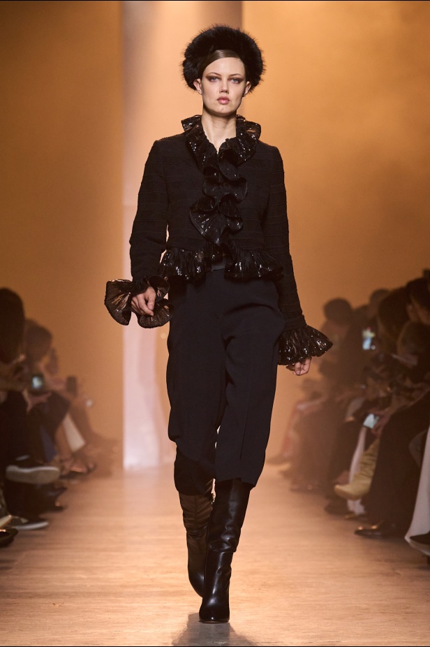  مجموعة إيلي صعب لخريف وشتاء 2025... أناقة ساحرة تنقلك من صالونات المدينة إلى منحدرات الجبال التي تغمرها أشعة الشمس