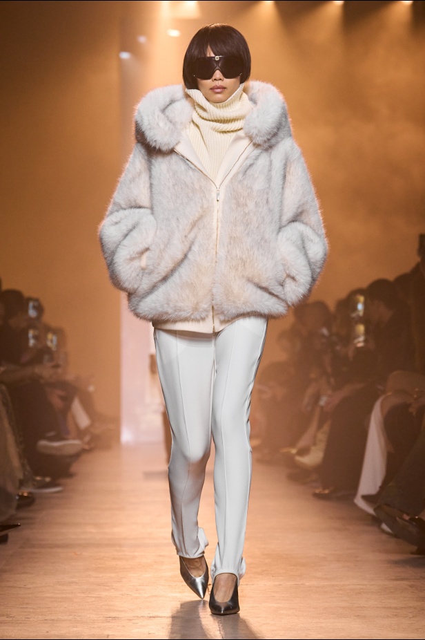  مجموعة إيلي صعب لخريف وشتاء 2025... أناقة ساحرة تنقلك من صالونات المدينة إلى منحدرات الجبال التي تغمرها أشعة الشمس