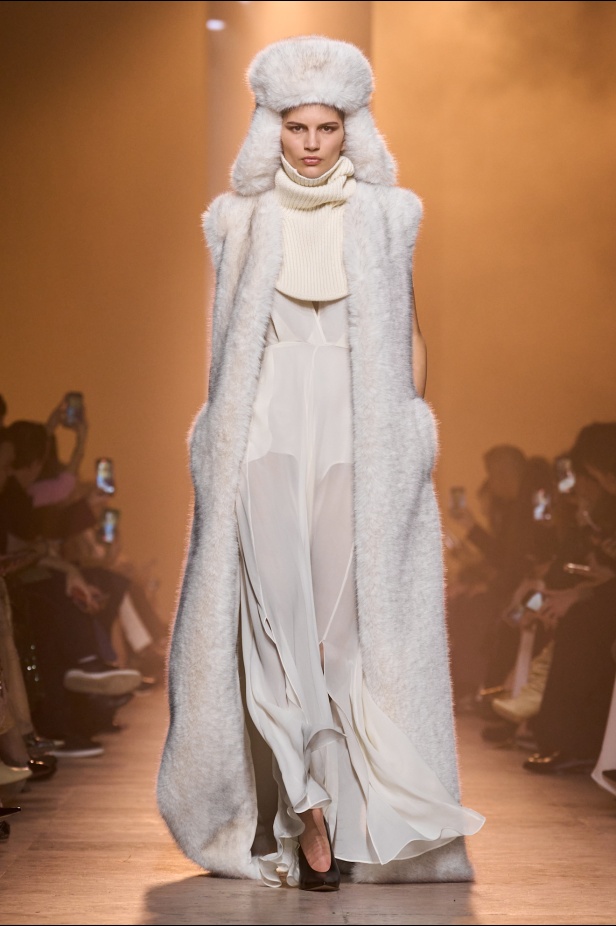  مجموعة إيلي صعب لخريف وشتاء 2025... أناقة ساحرة تنقلك من صالونات المدينة إلى منحدرات الجبال التي تغمرها أشعة الشمس