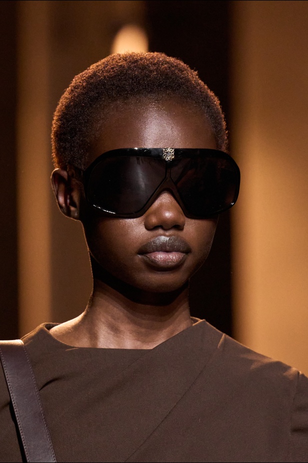  مجموعة إيلي صعب لخريف وشتاء 2025... أناقة ساحرة تنقلك من صالونات المدينة إلى منحدرات الجبال التي تغمرها أشعة الشمس