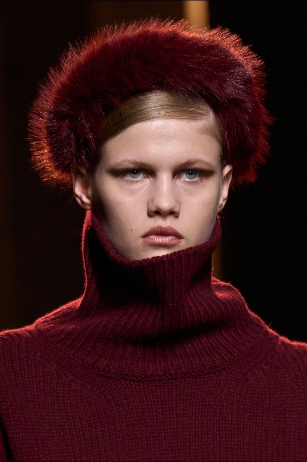  مجموعة إيلي صعب لخريف وشتاء 2025... أناقة ساحرة تنقلك من صالونات المدينة إلى منحدرات الجبال التي تغمرها أشعة الشمس