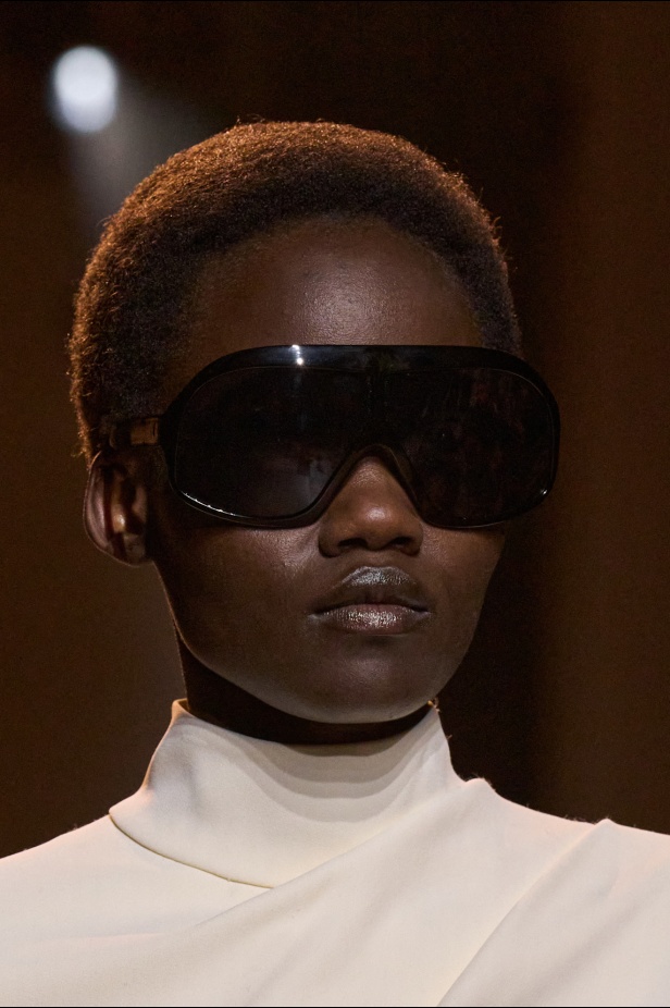  مجموعة إيلي صعب لخريف وشتاء 2025... أناقة ساحرة تنقلك من صالونات المدينة إلى منحدرات الجبال التي تغمرها أشعة الشمس