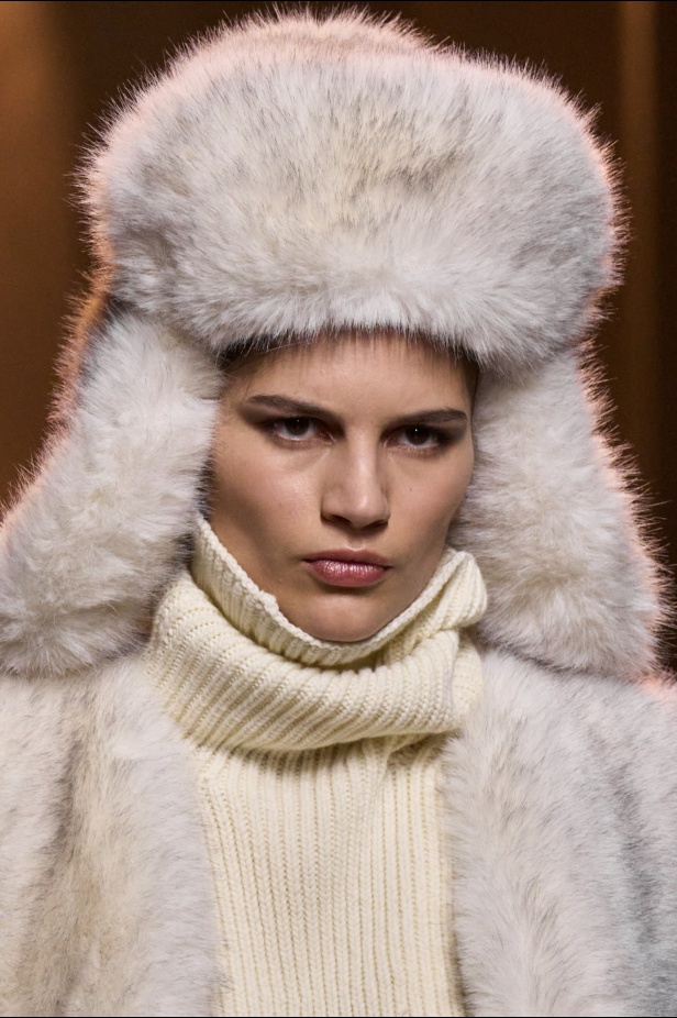  مجموعة إيلي صعب لخريف وشتاء 2025... أناقة ساحرة تنقلك من صالونات المدينة إلى منحدرات الجبال التي تغمرها أشعة الشمس