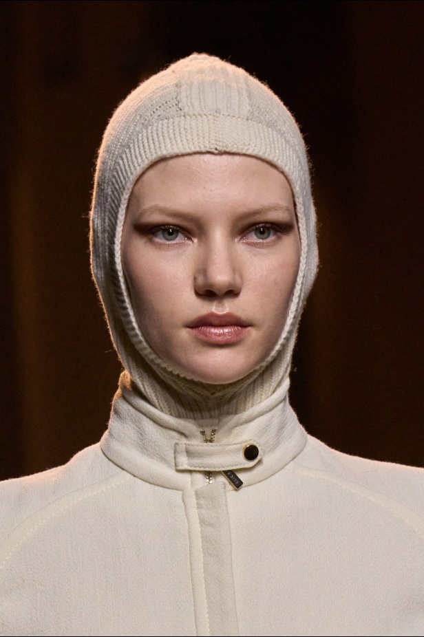  مجموعة إيلي صعب لخريف وشتاء 2025... أناقة ساحرة تنقلك من صالونات المدينة إلى منحدرات الجبال التي تغمرها أشعة الشمس