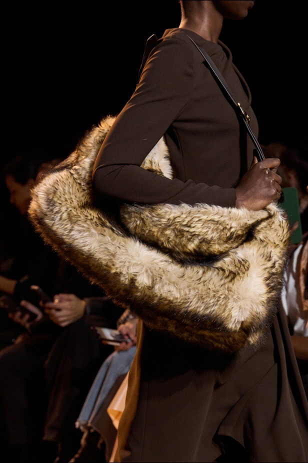  مجموعة إيلي صعب لخريف وشتاء 2025... أناقة ساحرة تنقلك من صالونات المدينة إلى منحدرات الجبال التي تغمرها أشعة الشمس