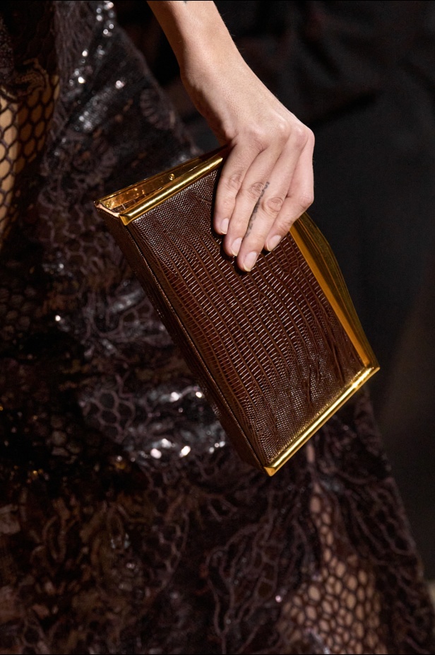  مجموعة إيلي صعب لخريف وشتاء 2025... أناقة ساحرة تنقلك من صالونات المدينة إلى منحدرات الجبال التي تغمرها أشعة الشمس