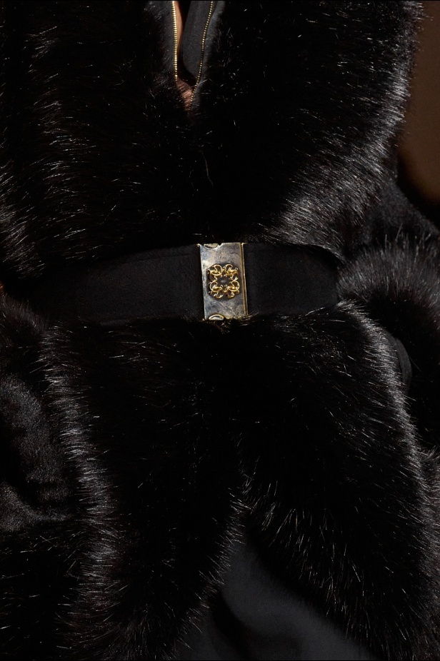  مجموعة إيلي صعب لخريف وشتاء 2025... أناقة ساحرة تنقلك من صالونات المدينة إلى منحدرات الجبال التي تغمرها أشعة الشمس