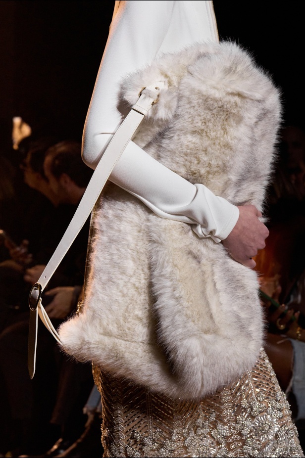  مجموعة إيلي صعب لخريف وشتاء 2025... أناقة ساحرة تنقلك من صالونات المدينة إلى منحدرات الجبال التي تغمرها أشعة الشمس