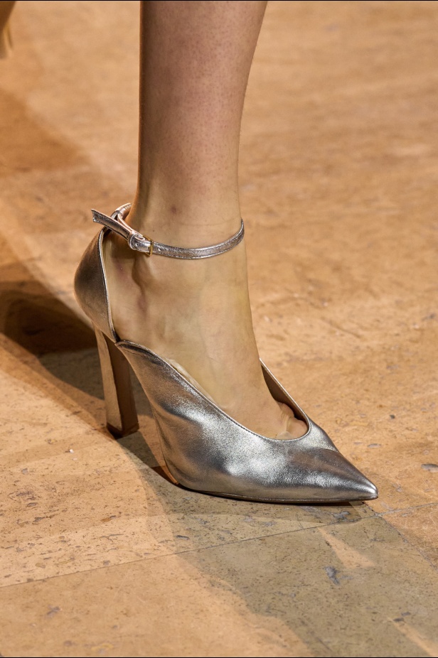  مجموعة إيلي صعب لخريف وشتاء 2025... أناقة ساحرة تنقلك من صالونات المدينة إلى منحدرات الجبال التي تغمرها أشعة الشمس