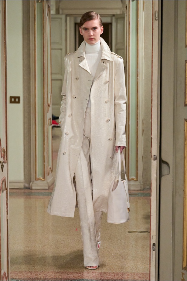 Elisabetta Franchi خريف و شتاء 2025 للملابس الجاهزة: سيمفونية داكنة لقوة الأنوثة