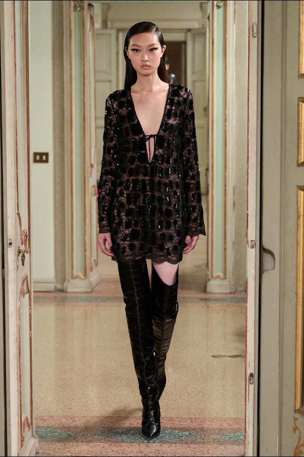 Elisabetta Franchi خريف و شتاء 2025 للملابس الجاهزة: سيمفونية داكنة لقوة الأنوثة