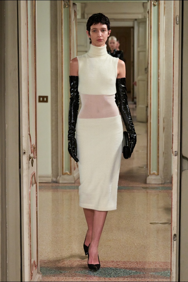 Elisabetta Franchi خريف و شتاء 2025 للملابس الجاهزة: سيمفونية داكنة لقوة الأنوثة