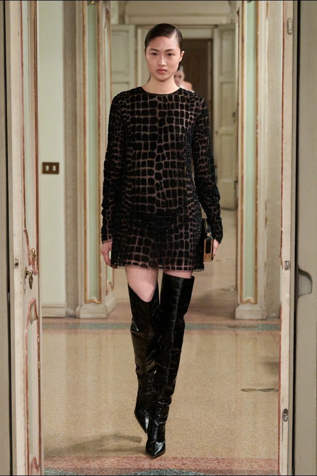 Elisabetta Franchi خريف و شتاء 2025 للملابس الجاهزة: سيمفونية داكنة لقوة الأنوثة