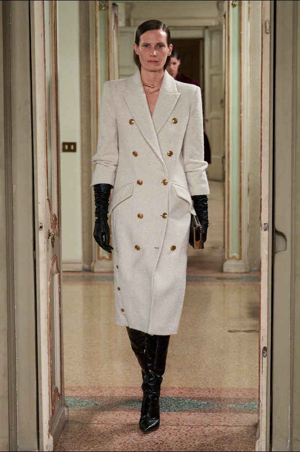 Elisabetta Franchi خريف و شتاء 2025 للملابس الجاهزة: سيمفونية داكنة لقوة الأنوثة