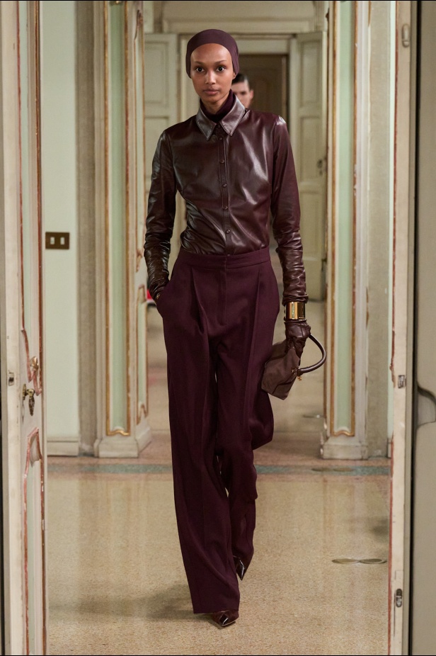 Elisabetta Franchi خريف و شتاء 2025 للملابس الجاهزة: سيمفونية داكنة لقوة الأنوثة