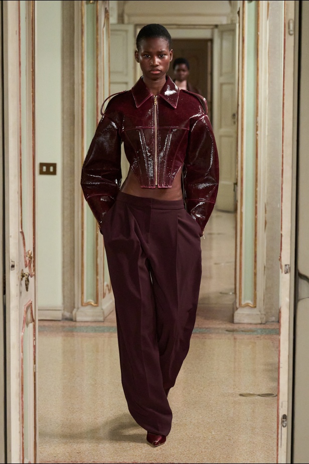 Elisabetta Franchi خريف و شتاء 2025 للملابس الجاهزة: سيمفونية داكنة لقوة الأنوثة