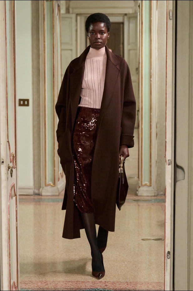 Elisabetta Franchi خريف و شتاء 2025 للملابس الجاهزة: سيمفونية داكنة لقوة الأنوثة