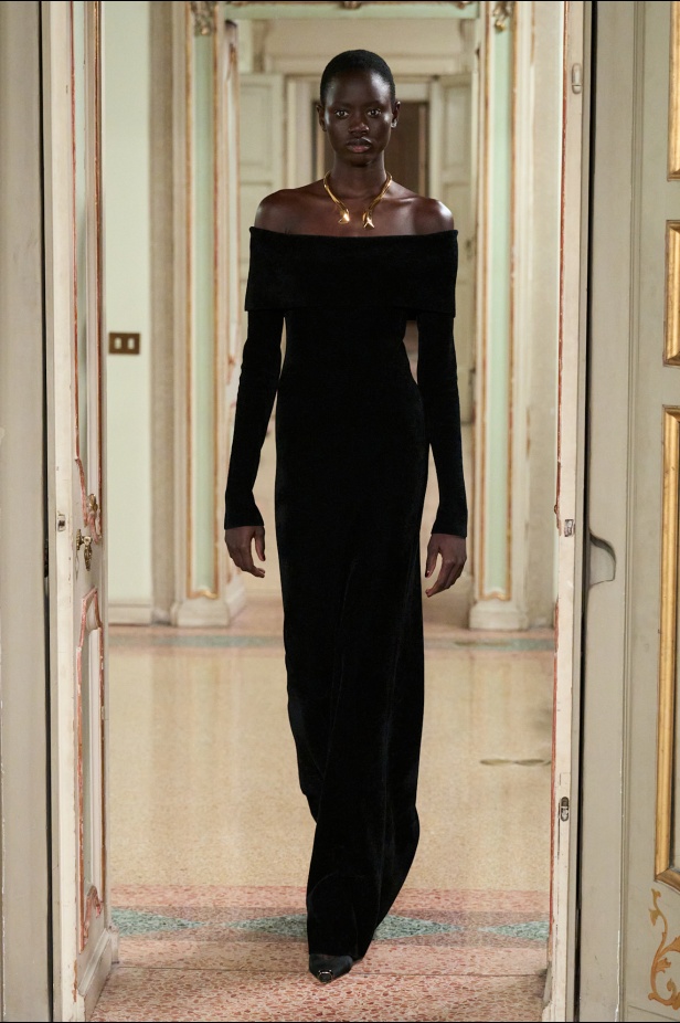 Elisabetta Franchi خريف و شتاء 2025 للملابس الجاهزة: سيمفونية داكنة لقوة الأنوثة